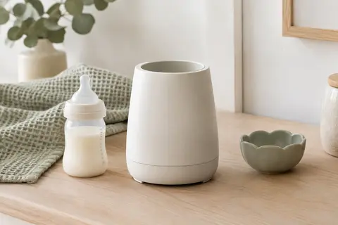 Chauffe-biberon Grownsy compact posé sur un plan de travail en bois clair dans une cuisine lumineuse