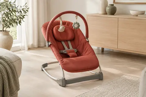 Transat bébé rouge avec appuie-tête matelassé, harnais ajustable et arc d’activités à deux jouets