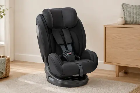 Siège auto pivotant Maxi-Cosi Emerald 360 S en tissu noir, avec appui-tête réglable et harnais cinq points.