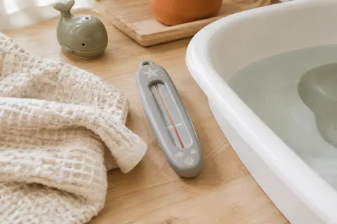 Thermomètre de bain analogique gris en plastique, avec une échelle graduée et des motifs marins